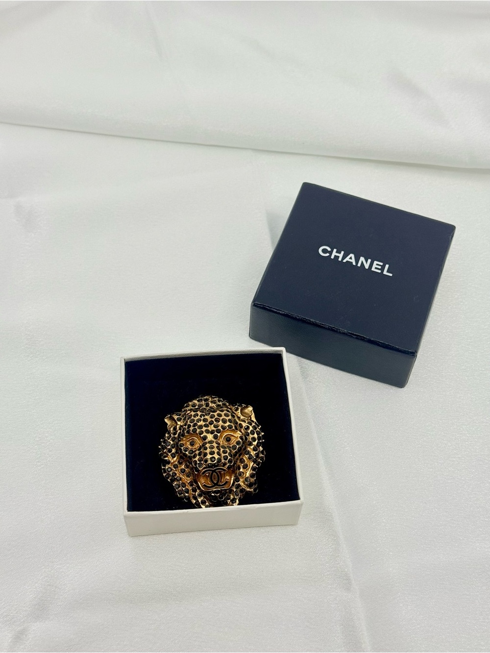 Chanel Vintage 2001 Leopard Head Black Crystals Logo CC Gold Brooch - Picture 2 of 10
